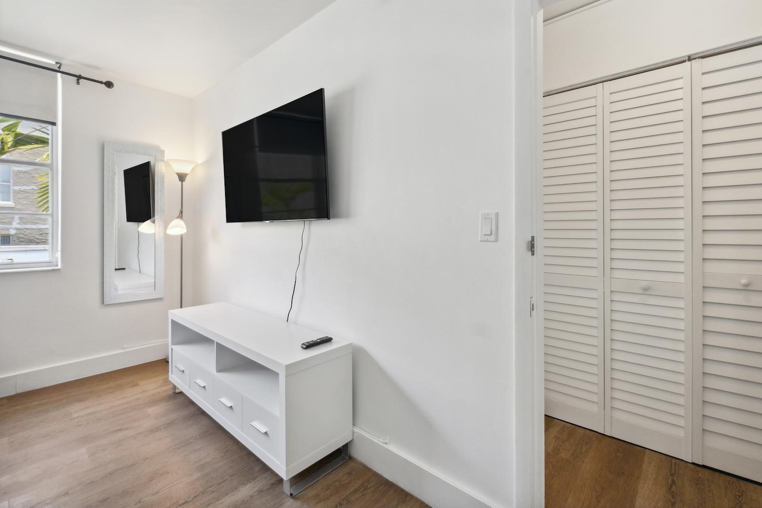 713 Miami Beach Apartments Номер фото