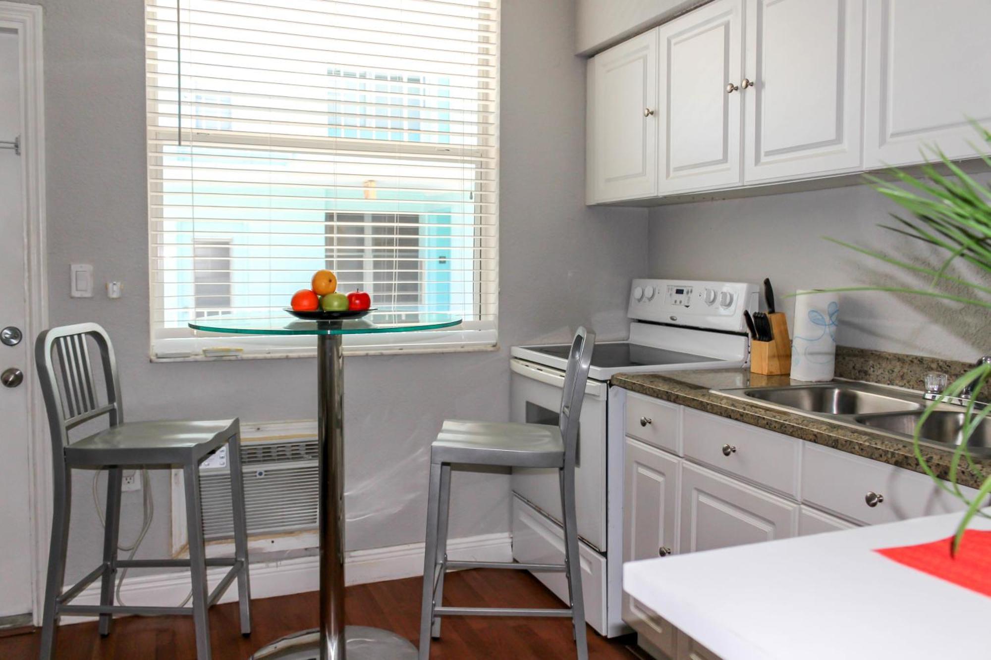 713 Miami Beach Apartments Номер фото